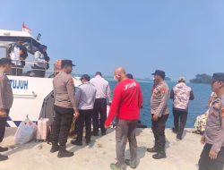 Bikin Adem! Aksi Polisi Kepulauan Seribu Gandeng Lansia hingga Bantu Wisatawan di Dermaga