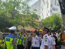 JPO Tendean Dihantam Truk Muatan Berat, Jalur Macet Total & Dialihkan!
