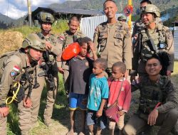 Satgas Ops Damai Cartenz-2026 Bagikan Sembako dan Perkuat Pengamanan Objek Vital di Sugapa Melalui Pendekatan Humanis