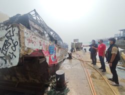 Tiga Kapal Terbakar di Dermaga Kaliadem Muara Angke, Polisi Amankan Lokasi