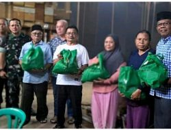 Penuh Keakraban, Danramil Kembangan Sambangi Warga Joglo dan Bagikan Sembako