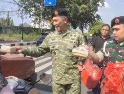 Melalui Jumat Berkah, Subgar Kogartap 0507/Bekasi Bagikan Ratusan Nasi Box Gratis ke Warga