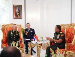 Jaga Stabilitas ASEAN Melalui Panglima TNI yang Menyambut Hangat Panglima Angkatan Bersenjata Thailand di Mabes TNI