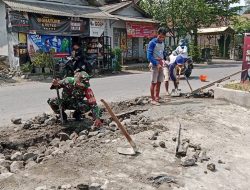 Cegah Kecelakaan Pengendara, Babinsa dan Warga Kebonduren Blitar Kompak Cor Jalan Berlubang