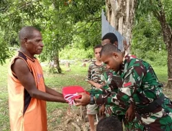 Gelora Semangat Nasionalisme, Satgas TMMD Ke-129 Ajak Warga Wayer Sorong Selatan Kibarkan Merah Putih