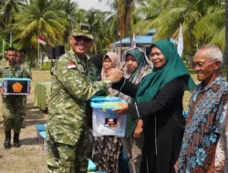 Gandeng Pemkab Lingga, TNI Gelar Pengobatan Gratis dan Bagi-bagi Sembako di Kepulauan Riau