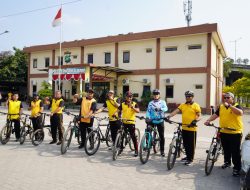 Sambut HUT ke-81 RI, Polsek Kalibaru Gelar Gowes Bersama dan Bagikan Bendera ke Anak-Anak