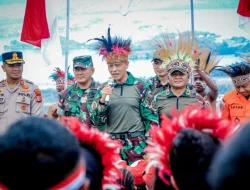 Dipimpin Pangkoops Habema, 1.200 Prajurit dan Warga Papua Gelar Kirab Merah Putih di Gunung Cycloop