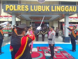 Momen Haru dan Tangis Bahagia Mewarnai Pelepasan AKBP Adithia Bagus Arjunadi dan Ny. Vany