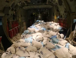 Respons Cepat Bencana Gempa NTT, TNI Terjunkan Pesawat Hercules Angkut 27 Ton Bantuan