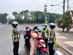 Tanggap Asap Karhutla, Polres Musi Rawas Bagikan Masker Gratis ke Warga