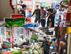 Babinsa Koramil 07/KB Koptu Niko Perdana Monitoring Harga Sembako di Pasar