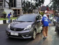 Simbol Kedamaian dan Usia Klub, Aksi Simpatik Bagi-Bagi Mawar Warnai Jelang Puncak HUT Arema FC
