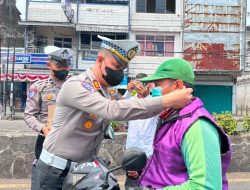 Peduli Kesehatan Warga, Satlantas Polres Lubuk Linggau Bagikan 1.000 Masker dan Air Mineral Gratis