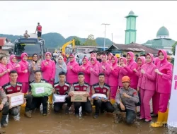 Kunjungi Korban Banjir Solok, Bhayangkari Peduli Bawa Logistik dan Dukungan Moril