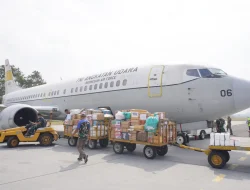 Gempur Logistik Korban Gempa NTT, TNI Sinergi Bersama BNPB dan Basarnas Distribusikan Bantuan