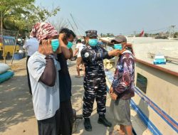 Awan Abu Anak Krakatau Hujani Merak, Lanal Banten Bergerak Cepat Bagikan Masker dan Warning Nelayan!