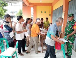 Perkuat Sinergi TNI Dan Dinsos, Warga Kelurahan Bence Terima Bantuan Beras Alokasi Tiga Bulan