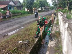 Sebagai Bentuk Kepedulian Lingkungan, Babinsa Koramil Udanawu Bersama Warga Gelar Karya Bakti Pembersihan Saluran Irigasi