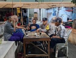 Antisipasi Kejahatan Dini Hari, Bhabinkamtibmas Sambangi Warga RT 04 Muara Angke!
