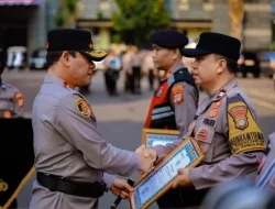 Bantu Korban Copet hingga Ojol, Kapolda Metro Jaya Ganjar 3 Polisi Penghargaan Kemanusiaan