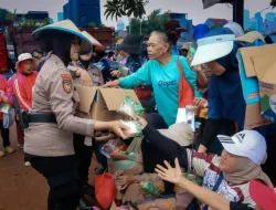 Sejukkan Suasana Aksi, Polda Metro Jaya Bagi-Bagi Air Minum dan Makanan Ringan ke Massa Demo di DPR