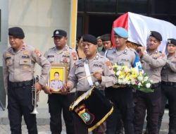 Gugur Usai Kecelakaan Tugas, Brigadir Wahyu Hadi Saputro Dimakamkan Secara Kedinasan oleh Polres Tanjung Priok