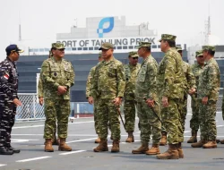 Panglima TNI Jenderal Agus Subiyanto Cek Langsung Kesiapan Kapal Induk ITS Giuseppe Garibaldi di Tanjung Priok