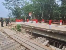 Mengancam Keselamatan Warga, Retakan Jembatan Perintis Garuda Merah Putih Langsung Diperbaiki TNI
