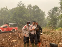 Satgas Karhutla Polda Kalteng Lakukan Pembasahan Lahan Terbakar di Desa Tanjung Taruna
