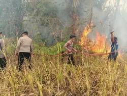 Personel Brimob Polda Malut Bersama Tim Gabungan Padamkan Kebakaran Lahan di Desa Tewil
