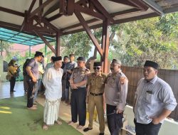Takziah ke Kediaman Ulama Jatiwaringin, Kapolsek Pondok Gede Sampaikan Duka Cita Mendalam