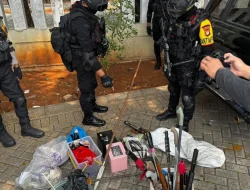 Berantas Narkotika di Kampung Ambon, Petugas Gabungan Polda Metro Jaya Sita Senjata Tajam dan Brankas