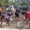 Tak Kenal Hari Libur, Mama-Mama Kampung Yamboi Bantu Satgas TMMD Ke-130 Kodim 1808/Mansel Bangun Jalan
