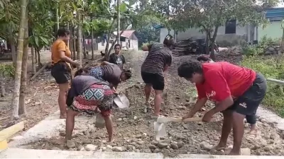 Tak Kenal Hari Libur, Mama-Mama Kampung Yamboi Bantu Satgas TMMD Ke-130 Kodim 1808/Mansel Bangun Jalan