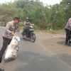 Respon Cepat Polsek Lubuk Linggau Selatan, Evakuasi Korban Kecelakaan dan Uruk Tumpahan Solar Licin