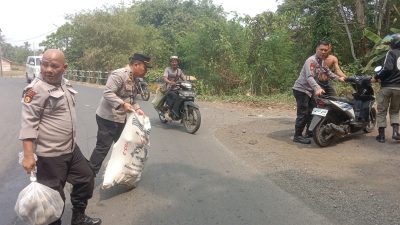 Respon Cepat Polsek Lubuk Linggau Selatan, Evakuasi Korban Kecelakaan dan Uruk Tumpahan Solar Licin